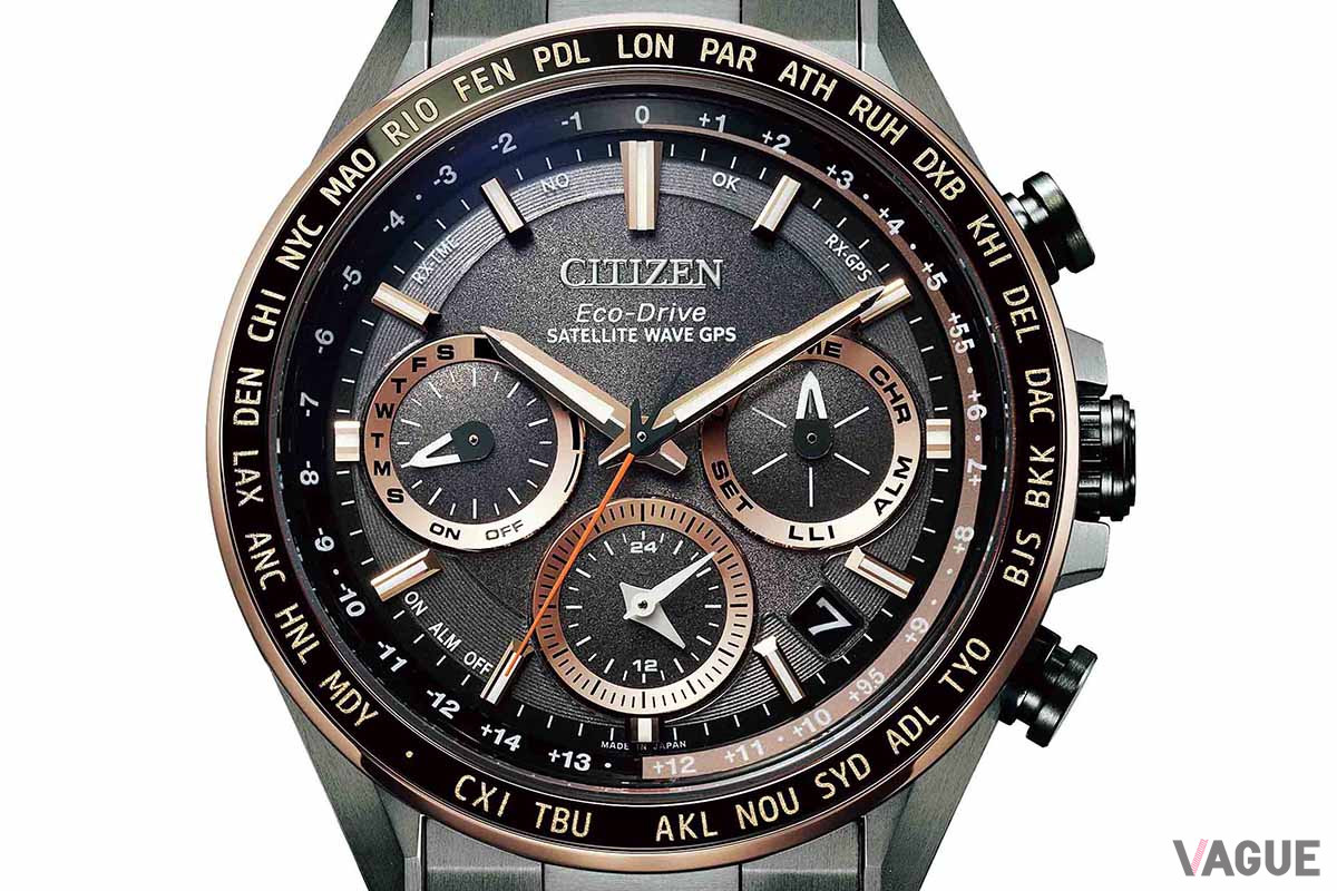 針やインデックスはベゼルと同系色のゴールドカラーで華やかな印象に