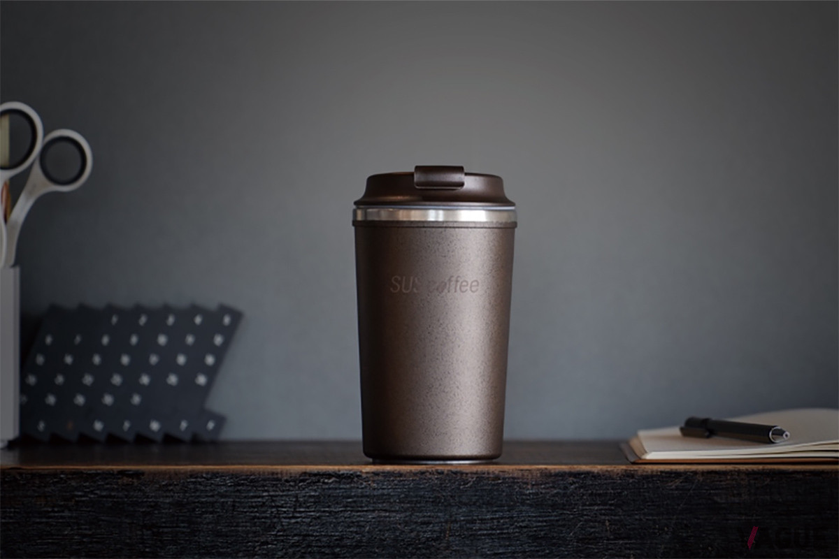 ボディ部分にコーヒーかすを約20％使用した「SUS coffee stainless tumbler」。底面には吸盤が装わり、倒れにくい安心設計なのも魅力的だ