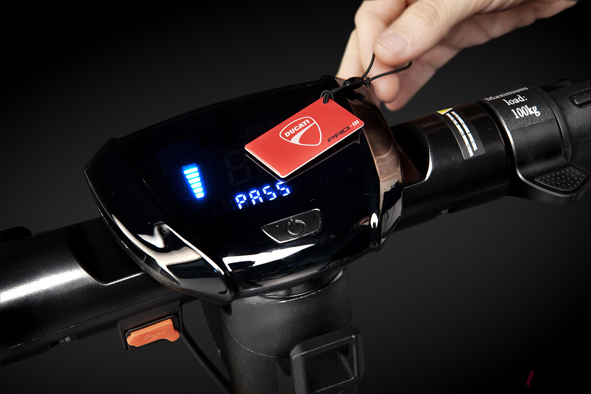 非接触型接続技術であるNFCを採用したことが特徴