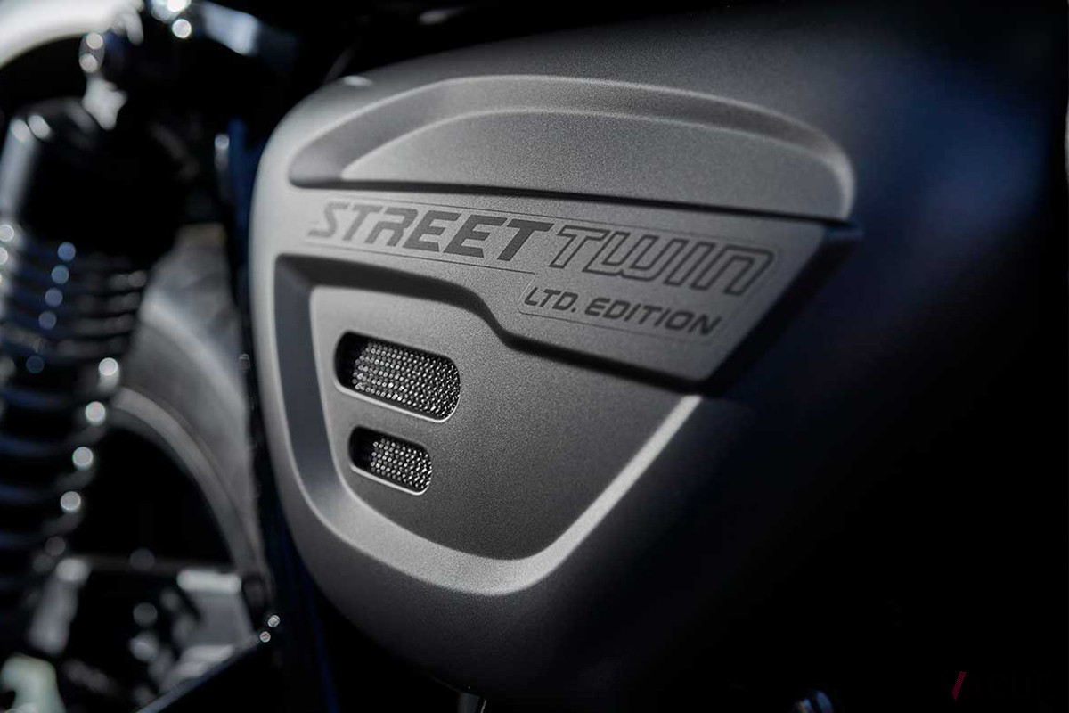 トライアンフ新型「Street Twin EC1 Edition」のマットシルバーアイスで仕上げられたサイドパネル