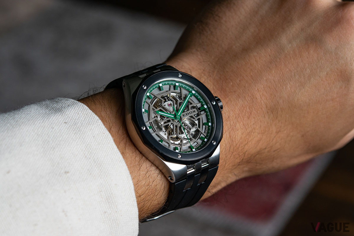 実際に手首に巻いた時に肌が見えないよう計算された設計