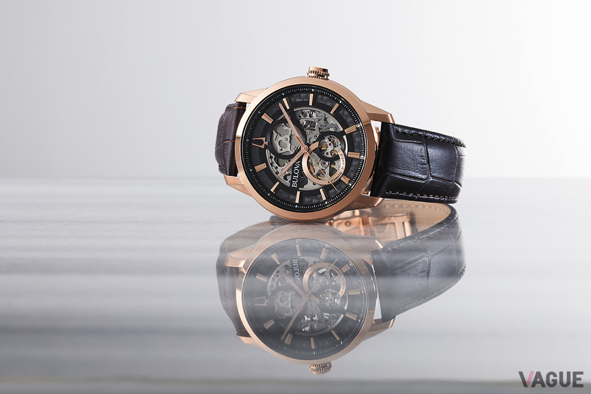 ダイヤルからもムーブメントが見えるスケルトンデザイン