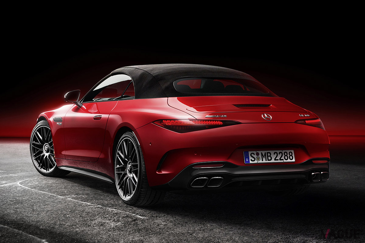 新型のメルセデスAMG「SL」は、ソフトトップのルーフを採用