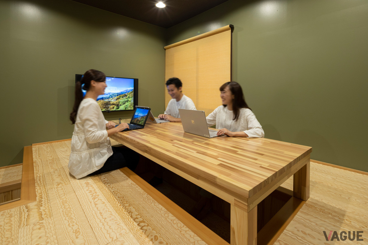 6名ほどが入れる茶室に着想を得た小上がり会議室など、リラックスした気分で仕事に取り組める空間設計が施される