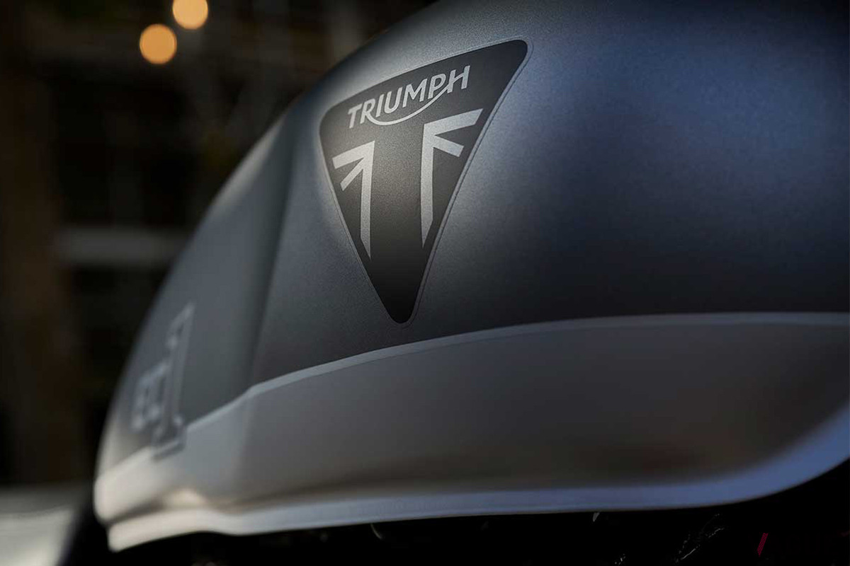 トライアンフ新型「Street Twin EC1 Edition」のマットアルミニウムシルバー×マットシルバーアイスの燃料タンク
