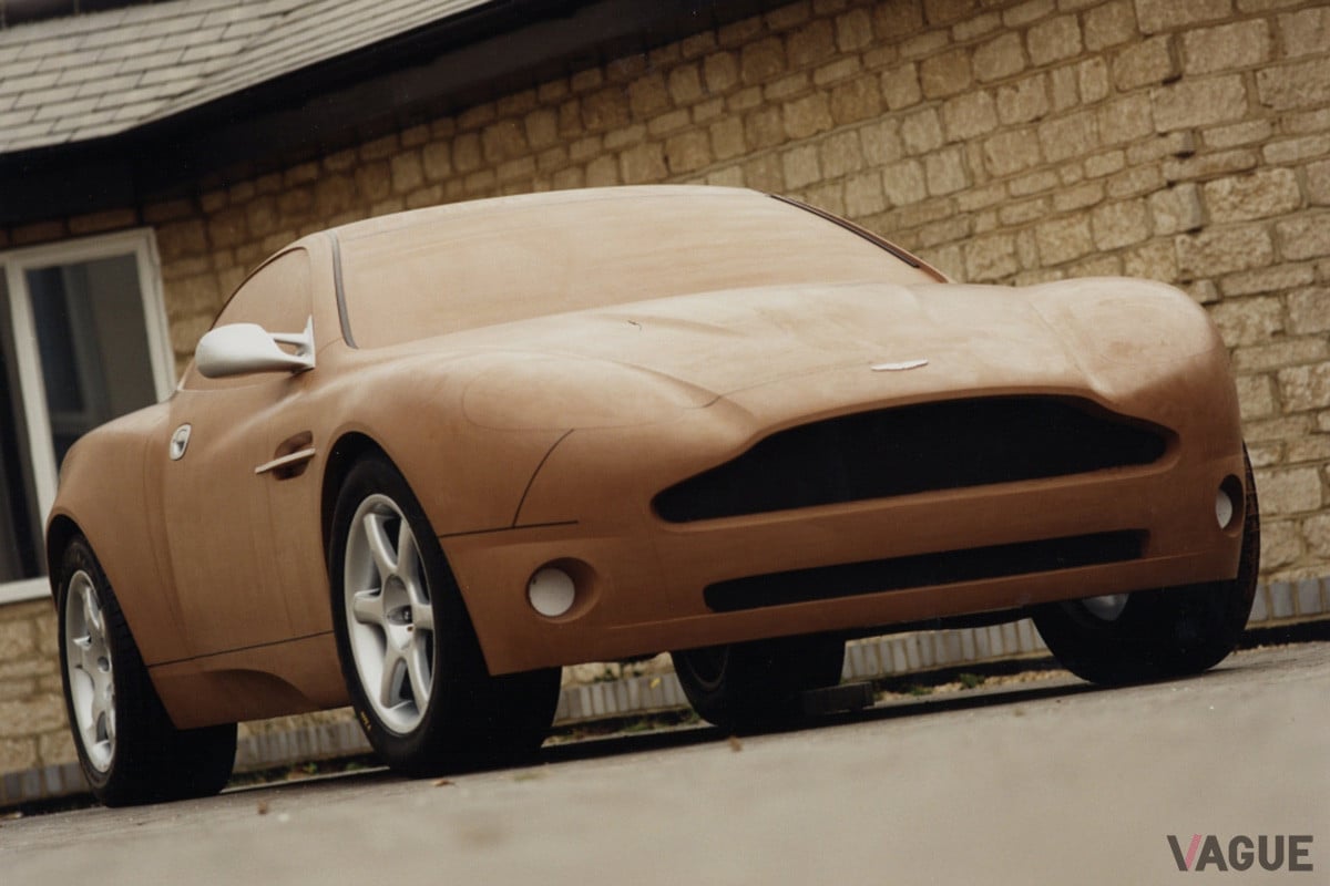 主導したスタイリストはアストンマーティンでは「DB7」の創造主としても知られる現代イギリスを代表する自動車デザイナー、イアン・カラム氏
