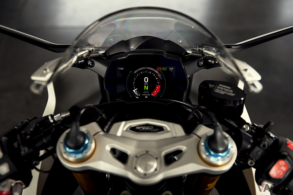 メーターは5インチのTFTカラーディスプレイ。My Triumphコネクティビティシステムに対応するほか、Googleとの提携で開発されたナビも利用可能だ