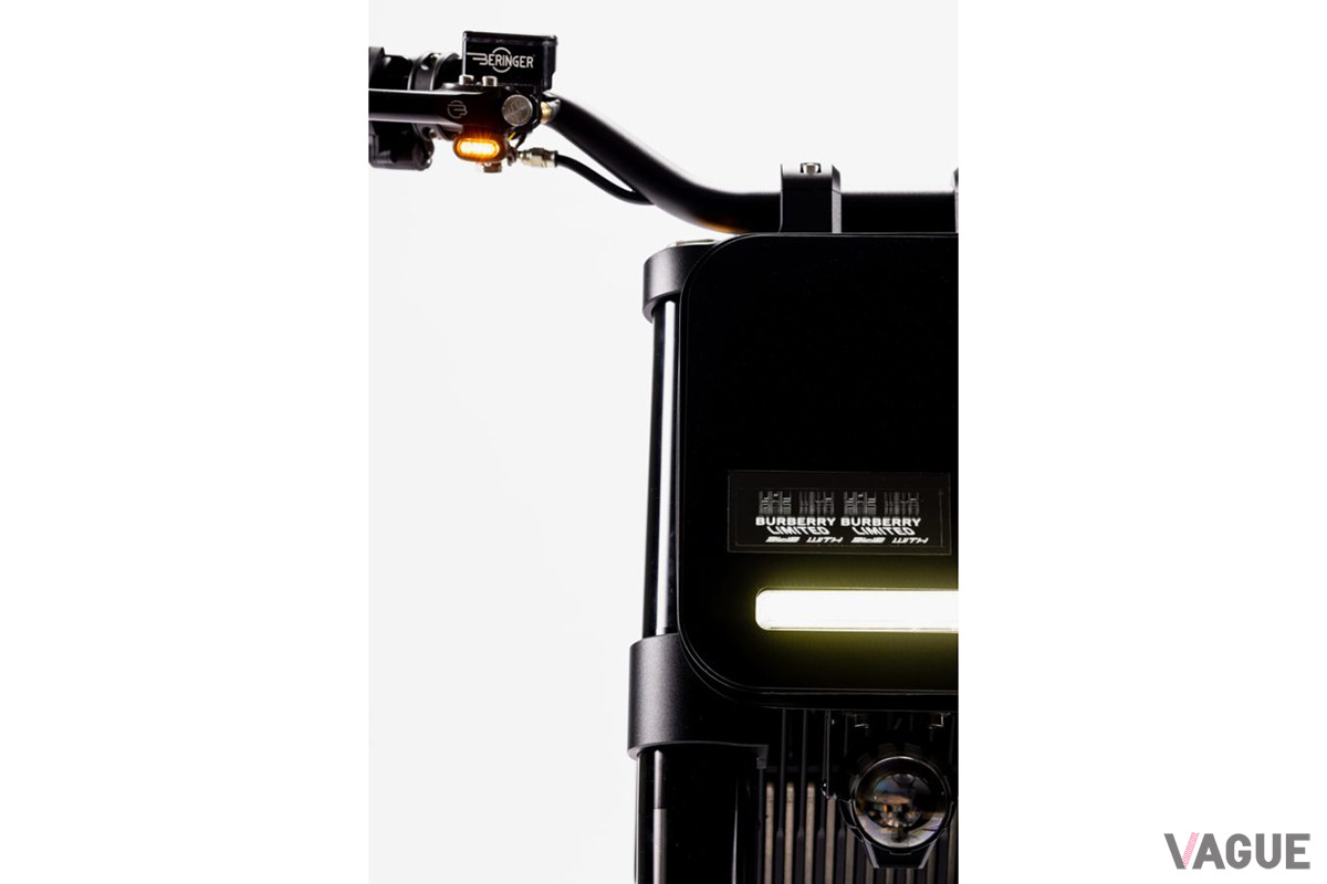 LEDのデイライトとレンチキュラーヘッドライトに有機LEDのスクリーンを装備