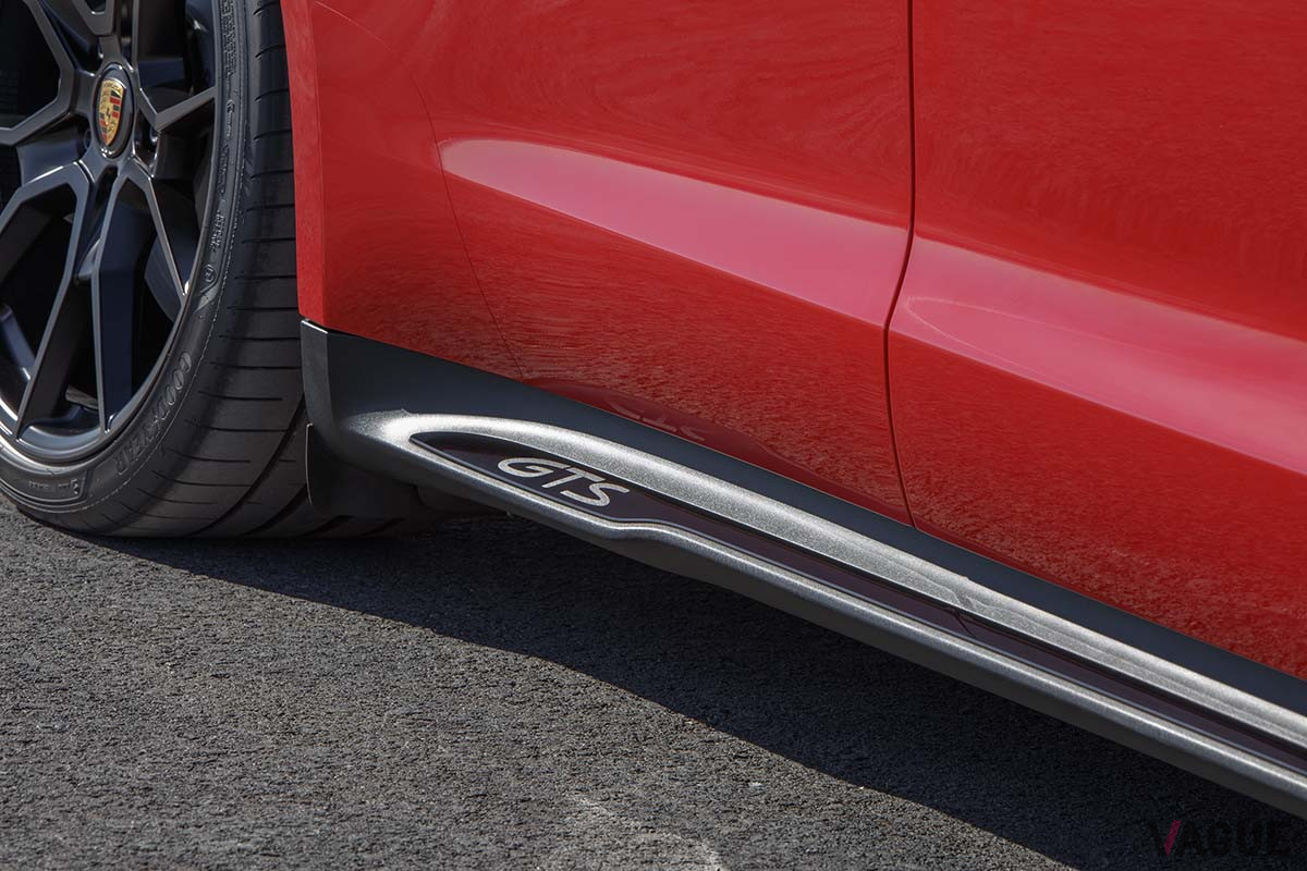 サイドステップに「GTS」のロゴが装着される