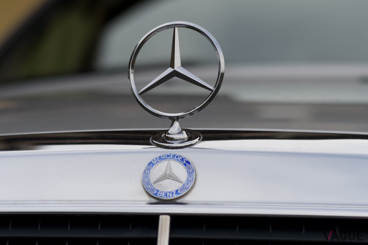 メルセデス車の象徴ともいえる、ボンネット先端に装着したスリーポインテッドスターの可倒式マスコット。前期型ではバッジとマスコットは異なる位置に取り付けられるが、後期型は同じ位置の1軸式になってしまった