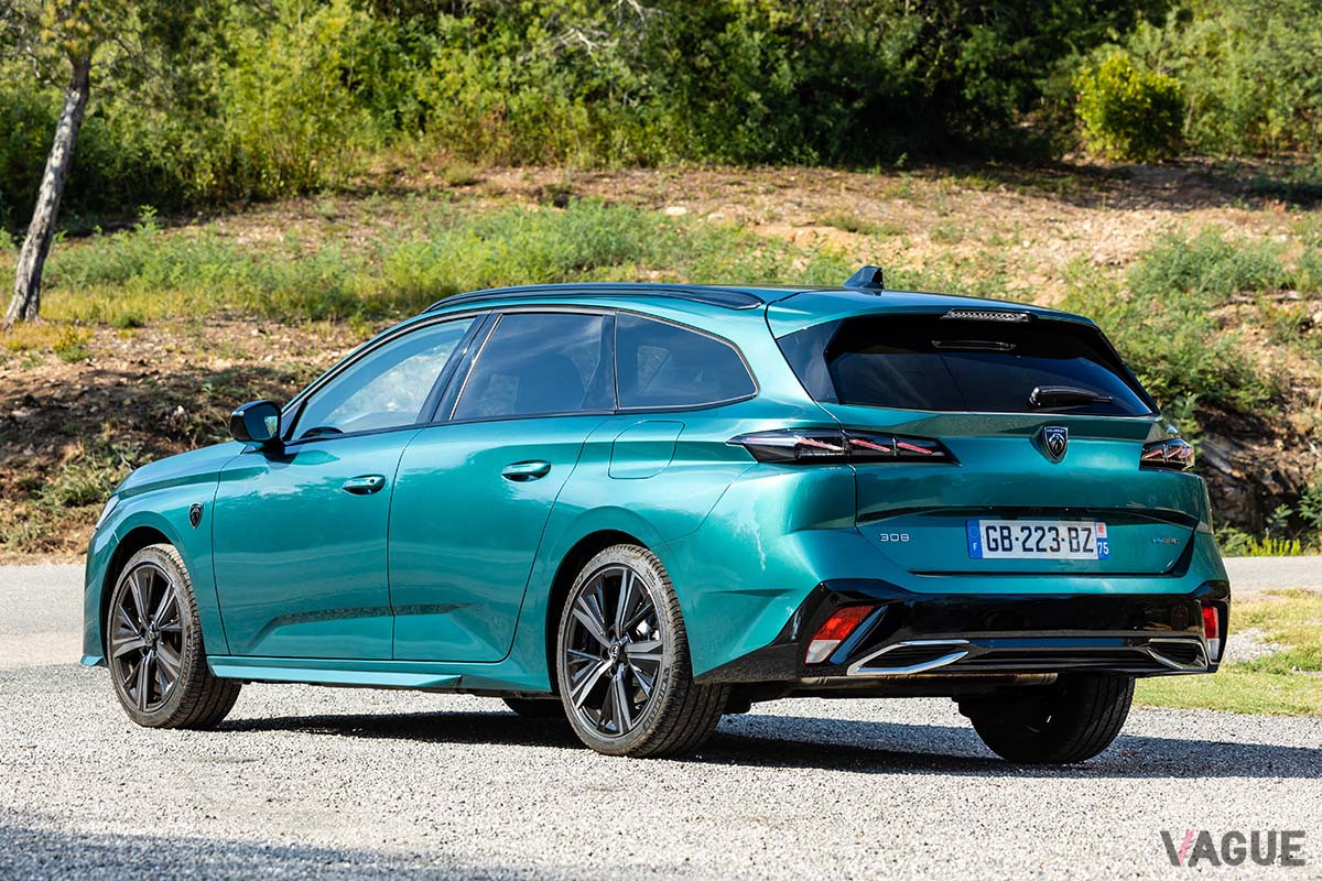 プジョー新型「308 SW」。日本市場への導入が予定されているPHEVの「ハイブリッド225」を搭載