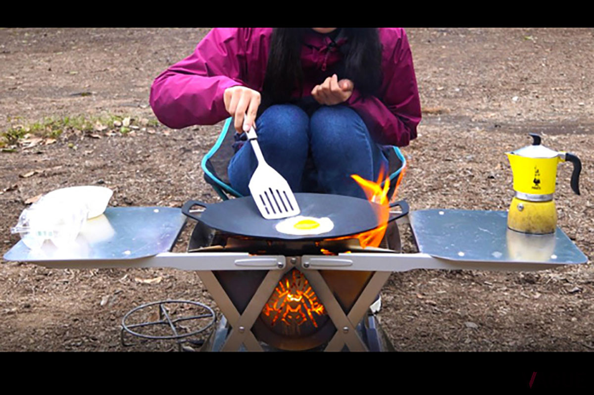 焼き網だけではなく、串焼き用の穴も装備。串の形状を問わず安定するようデザインされている