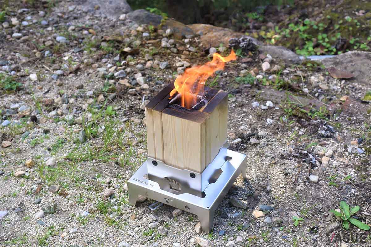 厚みが半分の1×4材は、キャンプ用の軽い棚に適した素材。1×4材を2枚ずつ重ねて煙突状に組み上げてもきれいに燃える