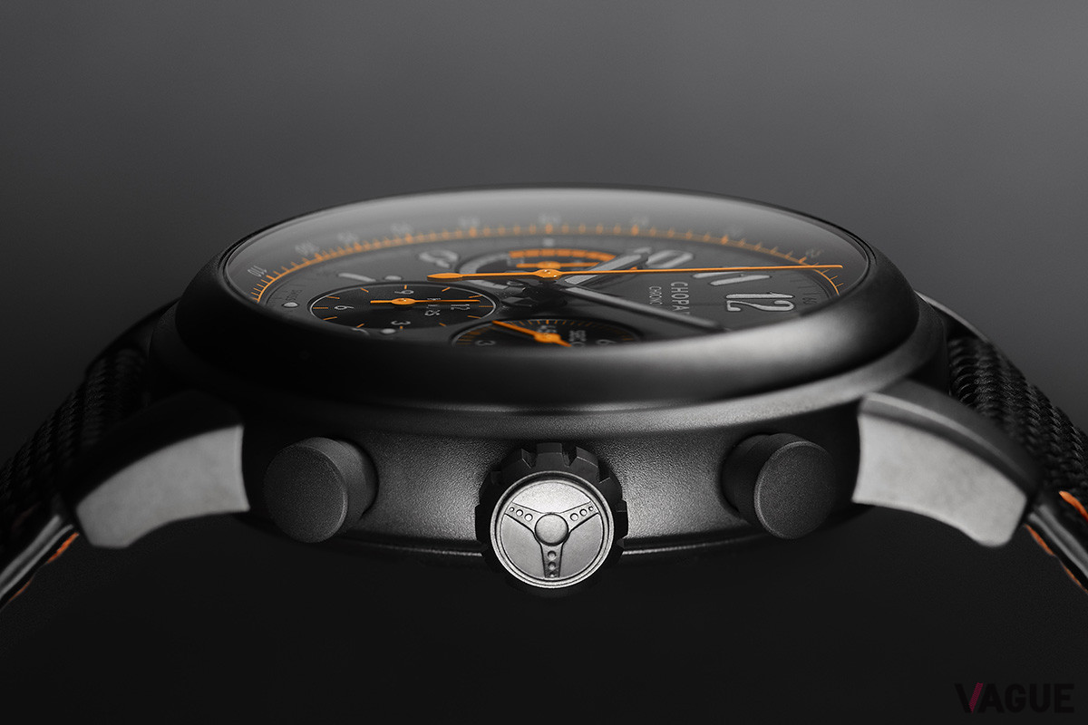 右側面にはピストン型のふたつのプッシュボタンとりゅうずを備える