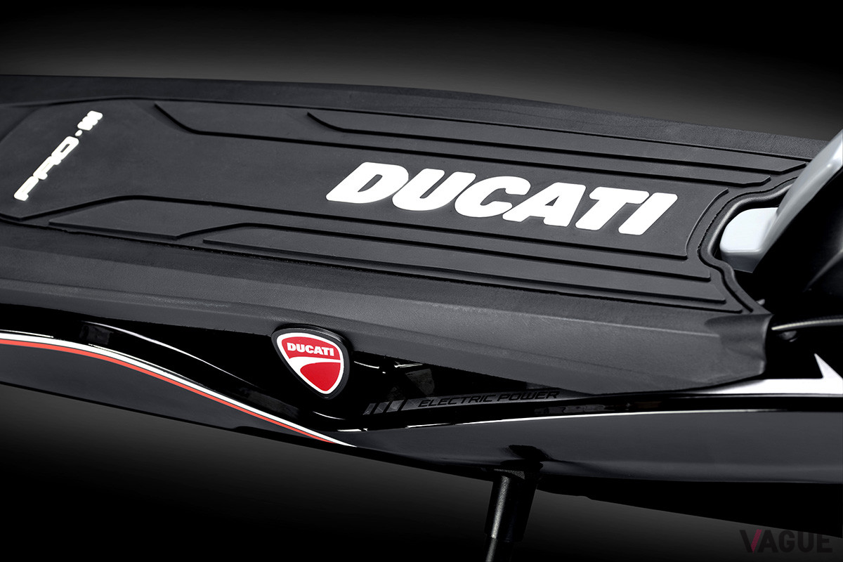 小さなボディに、これでもかと「DUCATI」の文字があしらわれている