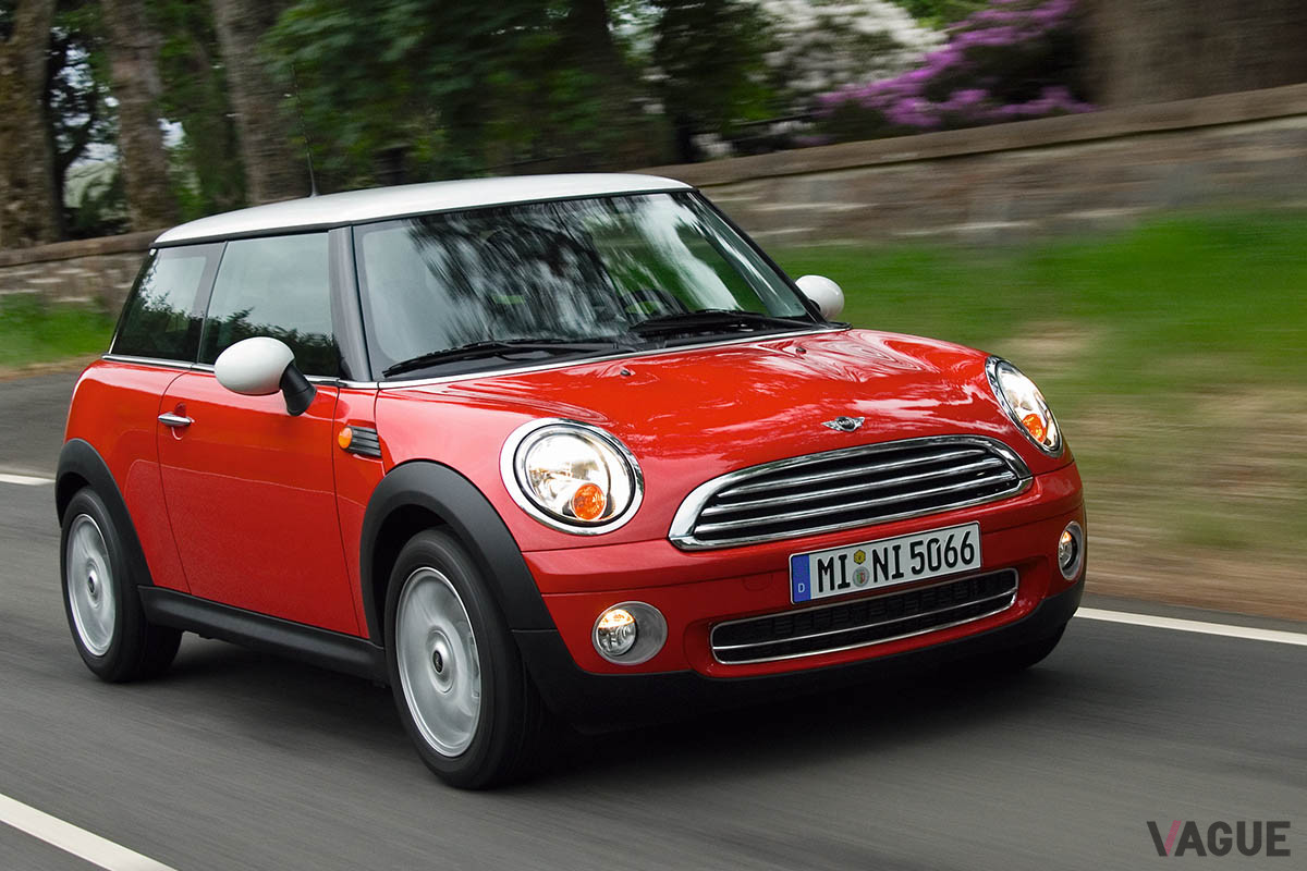 2代目となるR56型ミニ クーパーは、フランスのPSAグループ（プジョーやシトロエンなどが傘下にある）と開発された、120psを発生させる直4エンジンを搭載する。エクステリアとインテリアデザインは初代のものを踏襲しており、はっきりと分かる違いはフロントフォグランプの形状ぐらいだ（C）BMW AG