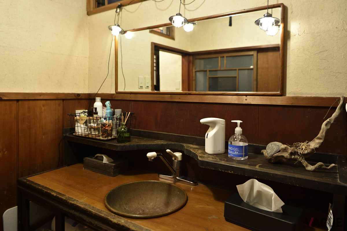 古民家のなかのトイレや洗面所なども利用できる