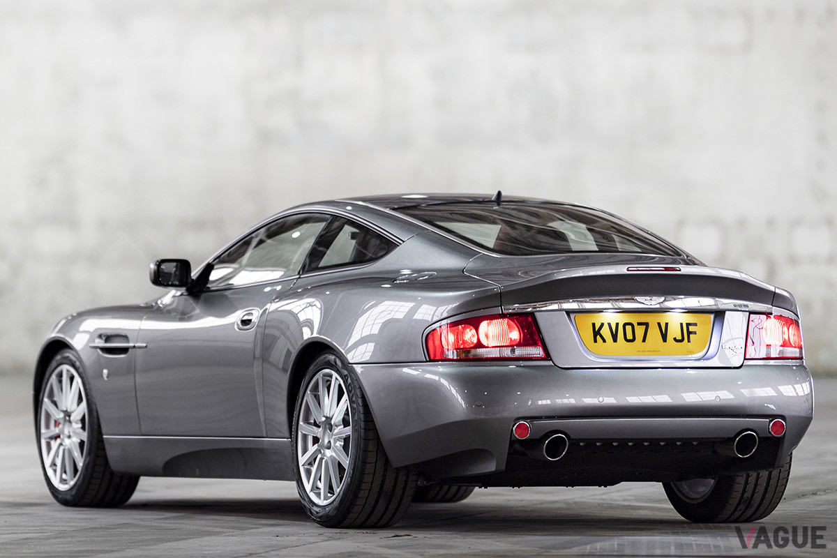 「V12ヴァンテージ」から、映画『007』シリーズで改めてボンドカーとしてアストンマーティンが採用されるようになった