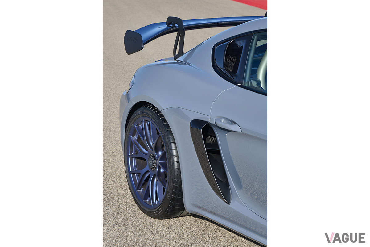 運転席側および助手席側ウインドウの後方にあるプロセスエアインテークは、吸気の流れを改善しながら乗員の耳のすぐ横でスリリングなインテークサウンドを生み出す