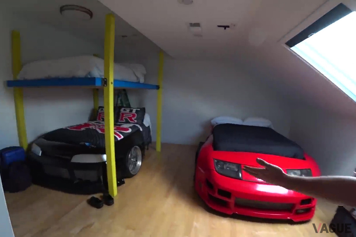 2階のベッドルームは、日産Z32とスカイライン33GTR風ベッドが置かれたJDM仕様（C）YouTube（Taylor Ray）