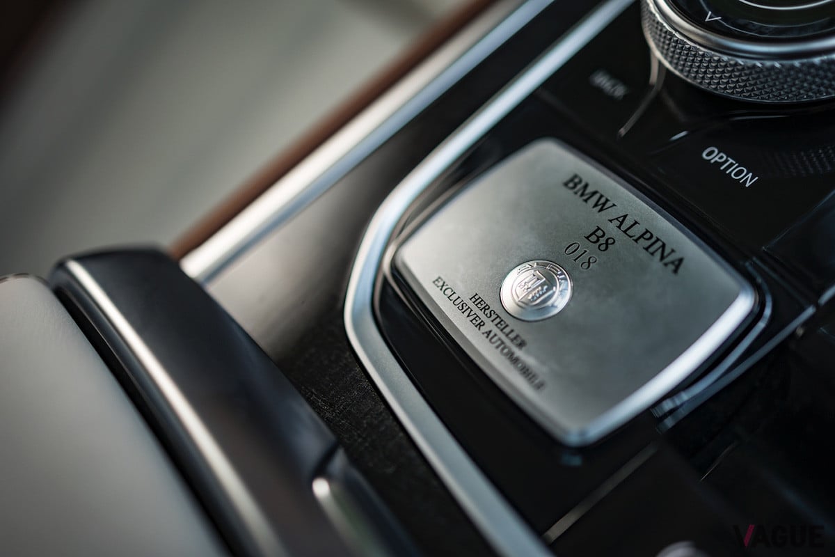 センターコンソールには、アルピナである証のプレートが設置される（C）タナカヒデヒロ