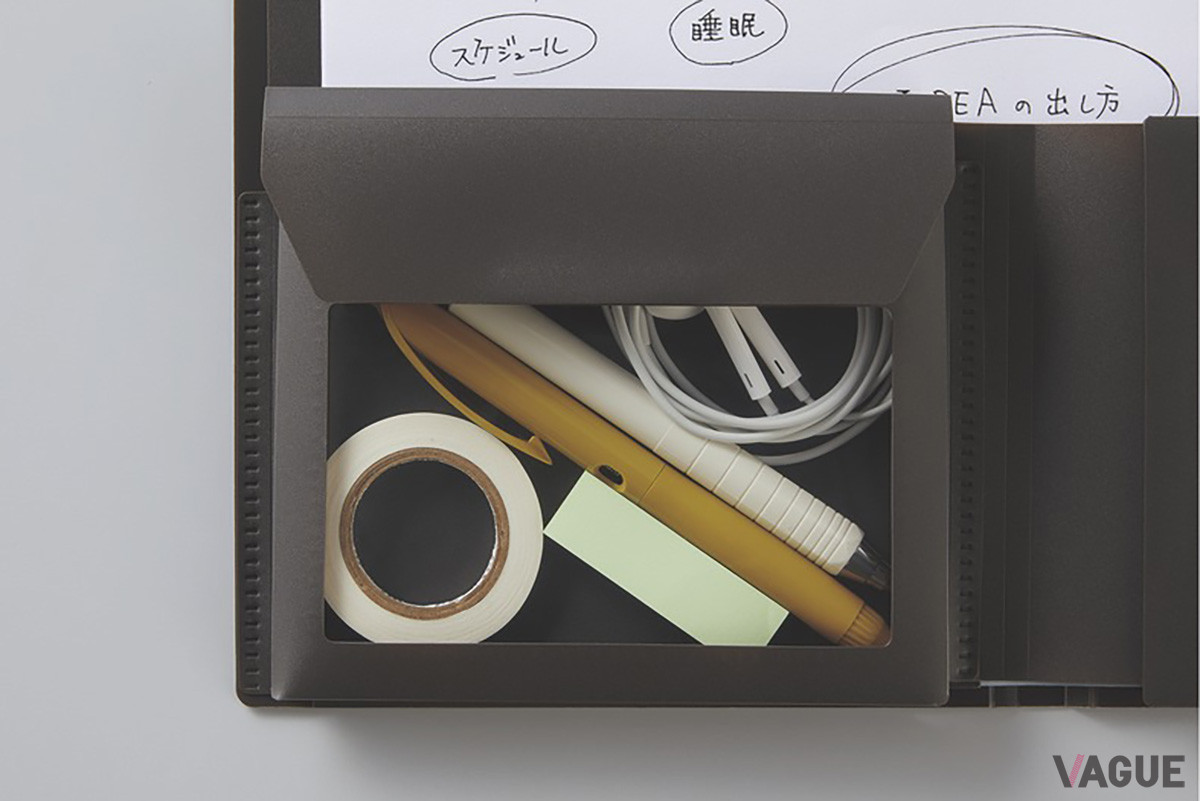 厚さ8mmまでの小物類を収納できるミニポケットがついた「2つ折りドキュメントファイル」。スリットも装備され、名刺からA6サイズまでの書類を収納可能だ