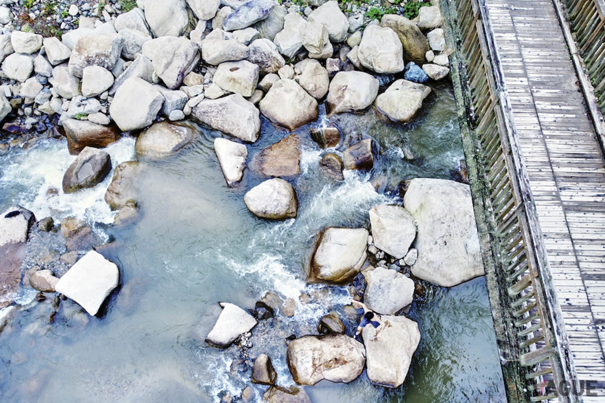 サウナに入った後は、水風呂代わりに渓流にダイブするのもあり