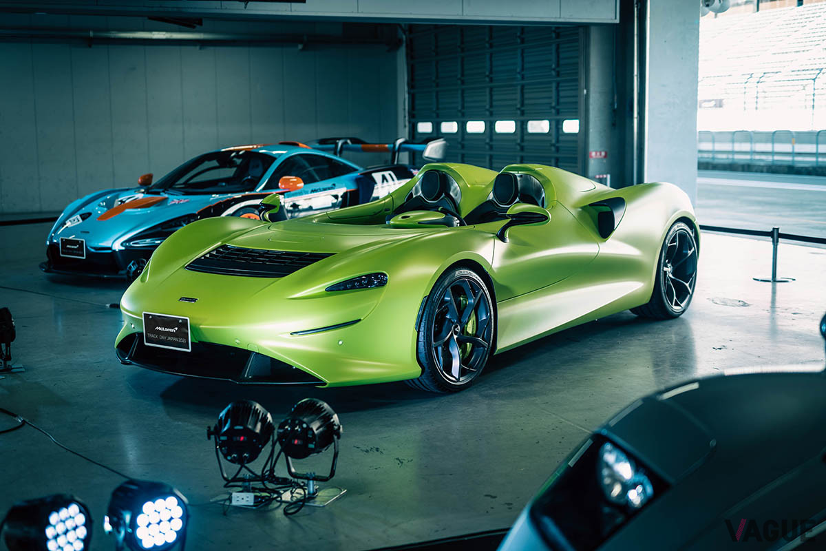 ピットに飾られたマクラーレン「エルヴァ」