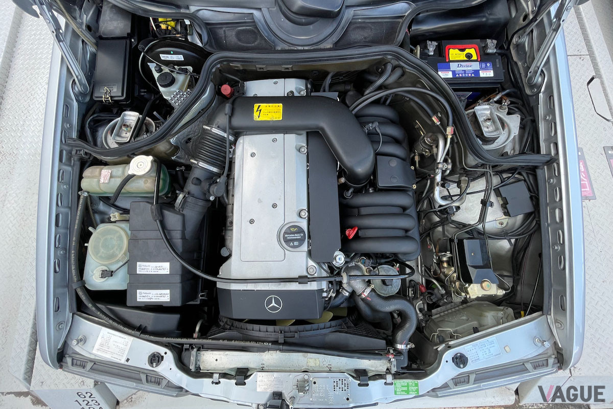 直列6気筒の長い「M104」型2.8リッターDOHCエンジンをフロントに収めるW124 280Eセダン。ボンネットが垂直の位置まで直立するので真上から見ることができ、整備製も良い
