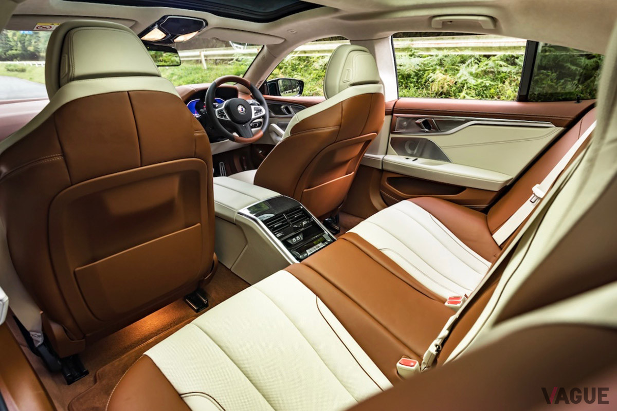 前席同様、後席も贅沢な空間となっている。センターにはエアコン操作とUSBタイプCポートが備わっている（C）タナカヒデヒロ