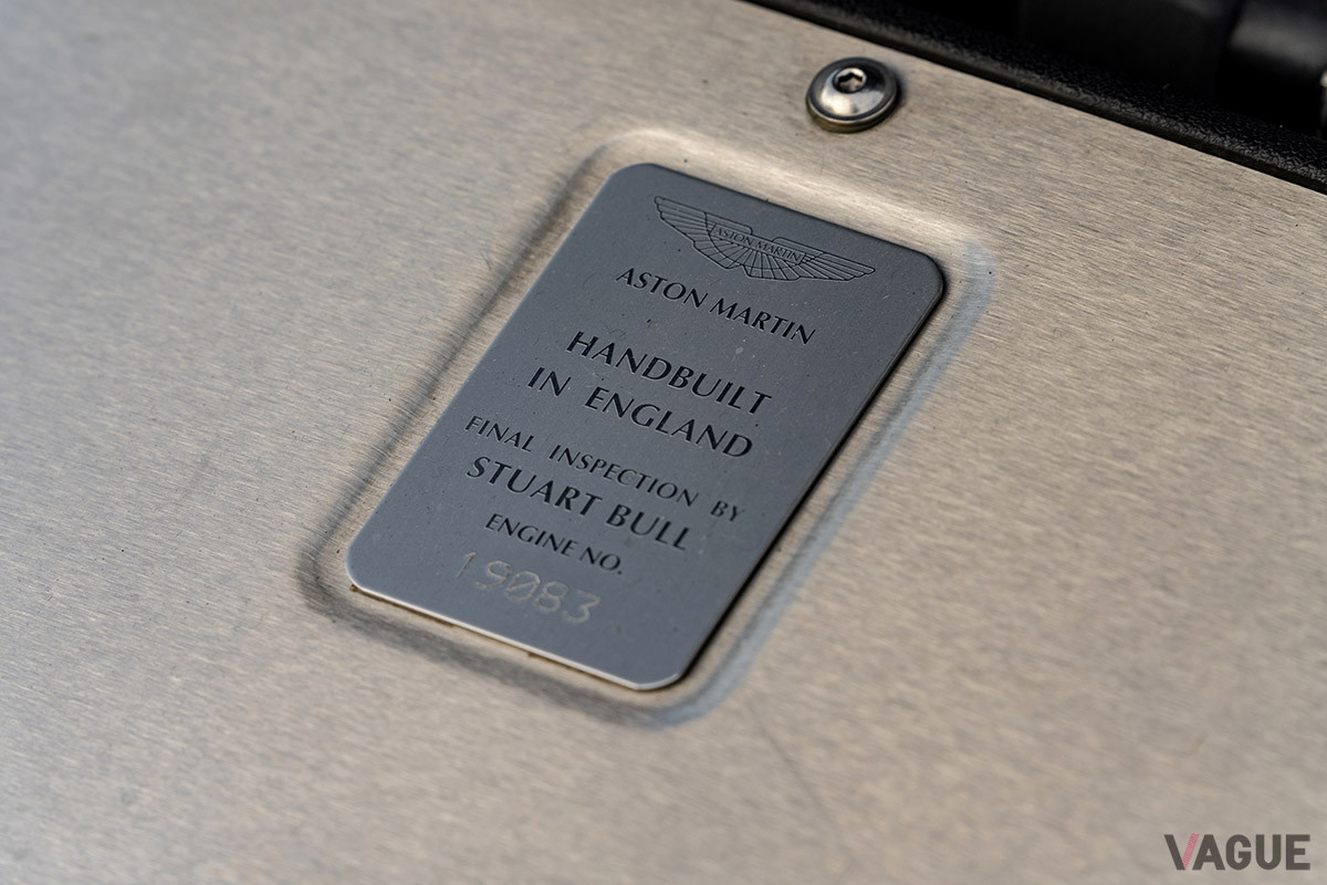 エンジンルームには英国でハンドビルドされたことを誇らしげにアピールするプレートがセットされている