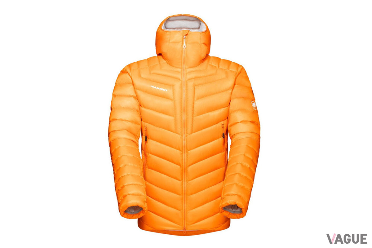 「Broad Peak IN Hooded Jacket Men」のカラー「dark radiant」。サイズはS／M／Lの3展開