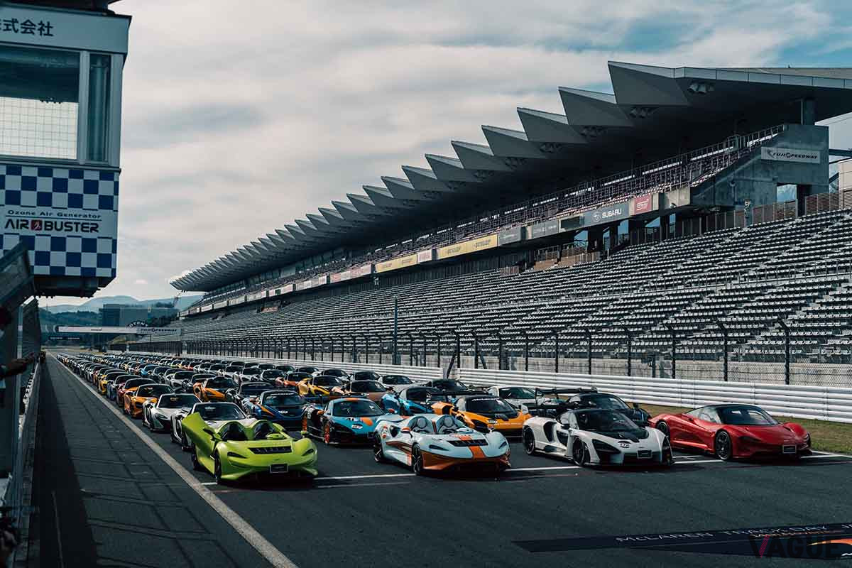 富士スピードウェイのホームストレートに整列して、記念撮影