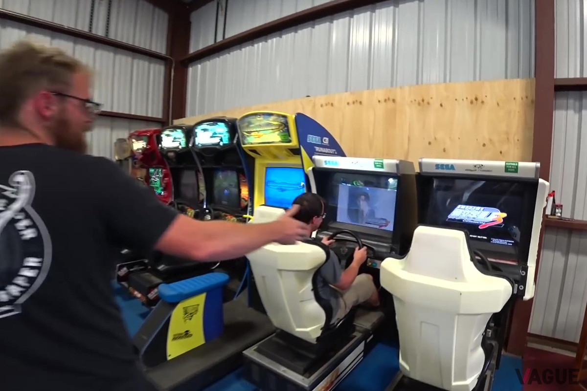 並べられたレースゲームの中には、イニシャルDのアーケードゲームも（C）YouTube（Taylor Ray）