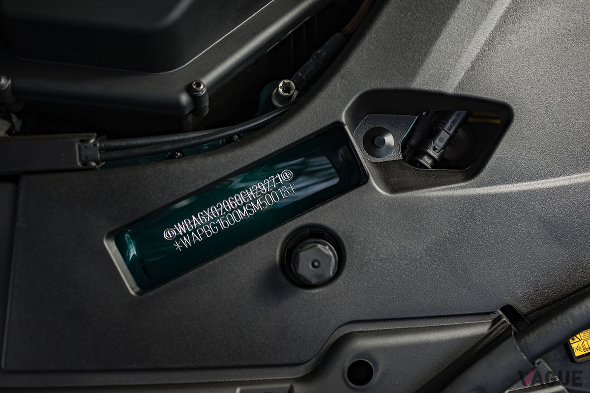 アルピナ車には車体番号がふたつ刻まれている。上はBMWで製造された際の番号で、アルピナに届いたのち修正され無効となる。下はアルピナで組み立てがおこなわれたあとに刻印される番号で、これが実際に販売される際の車体番号となる（C）タナカヒデヒロ