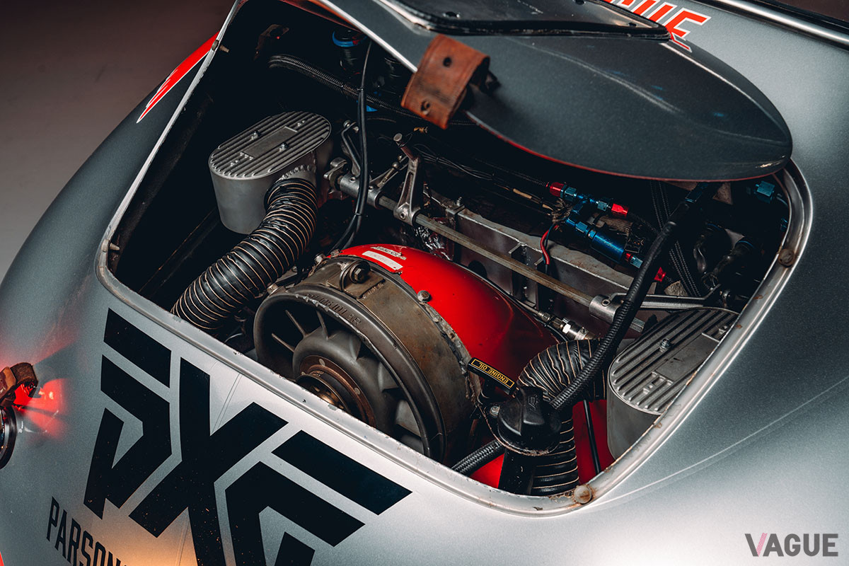 リアには空冷自然吸気フラット6が搭載される