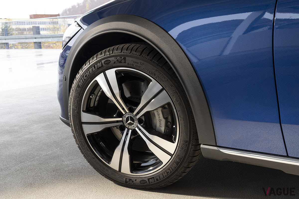 標準装備されるタイヤサイズは、225／55R17（ホイールサイズは17×7.5Jインセット44.5）※注：写真はオプション