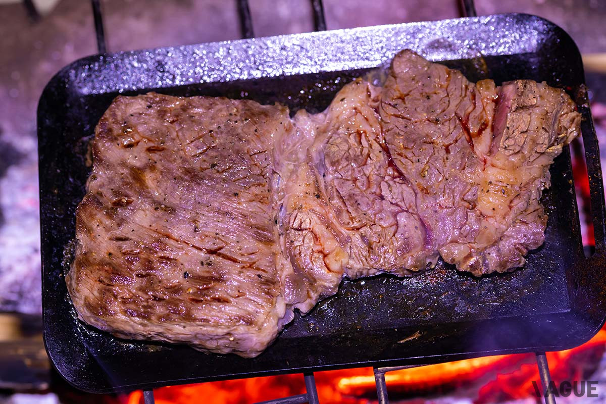 焚き火と鉄板で肉を焼くと、外で食べることと相まっていつもと同じ肉でもより美味しく感じられる