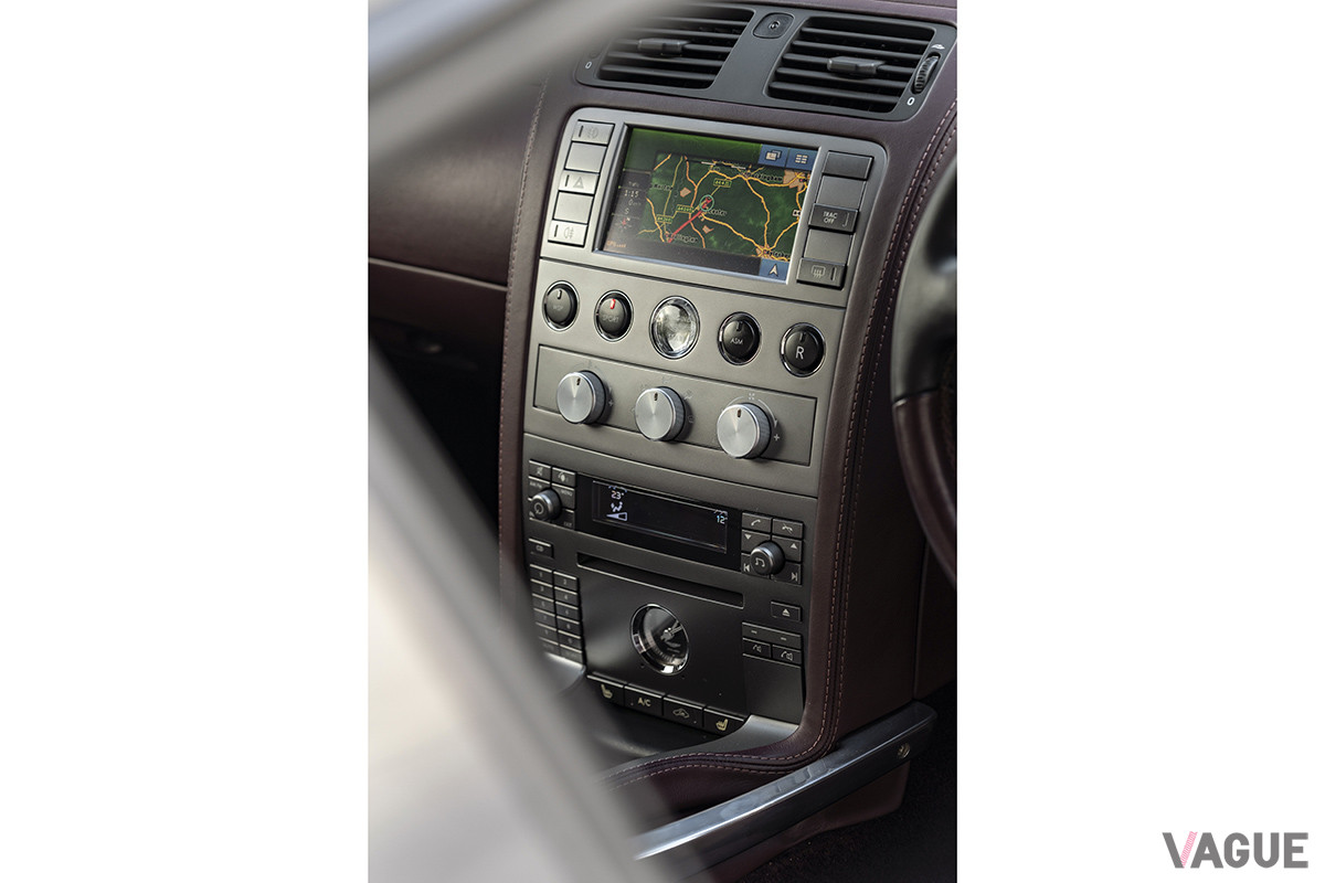 2004年に登場した「V12ヴァンキッシュS」のセンターコンソール