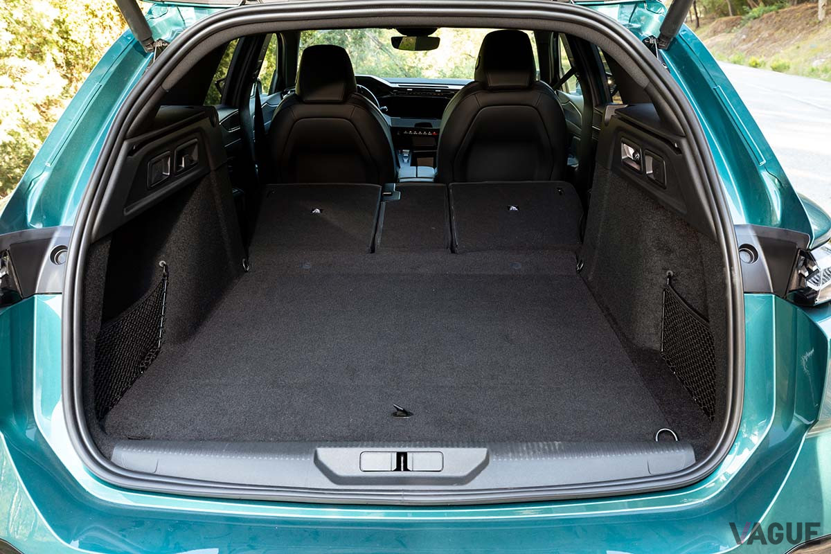 プジョー新型「308 SW（ハイブリッド225）」のリアシートを倒した状態