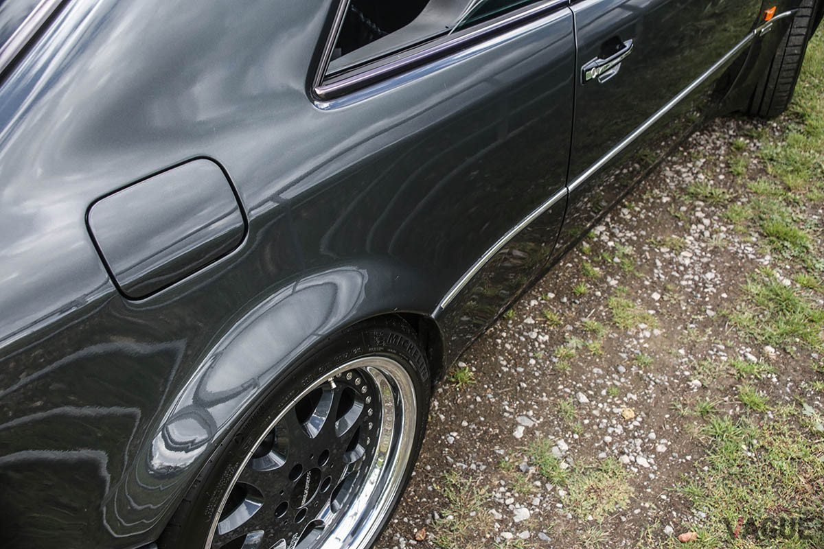 5万5000ポンド（邦貨換算約840万円）で継続販売中の「300CE 3.4 AMG ブラバスワイドボディ」（C）2021 Courtesy of RM Sotheby's