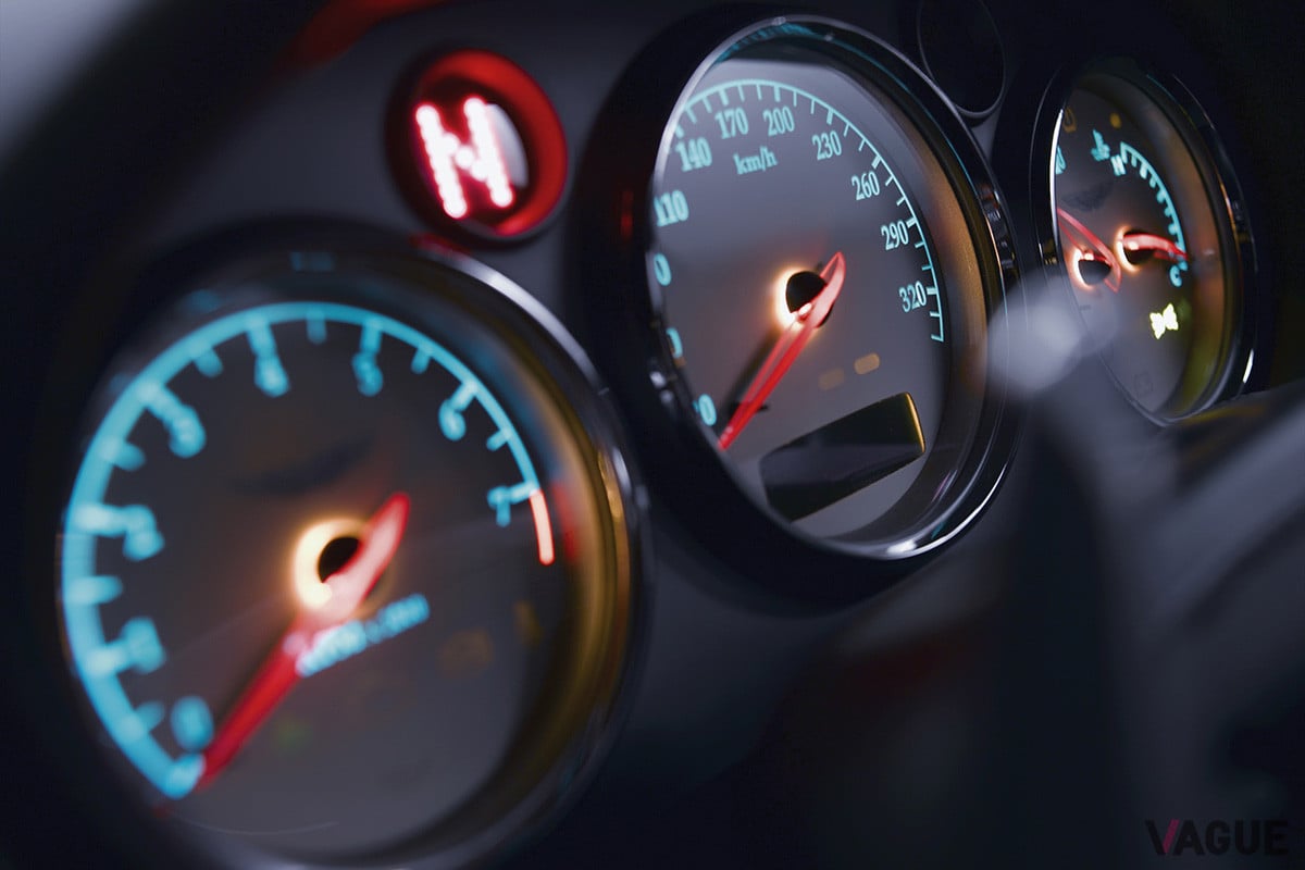 「V12ヴァンキッシュ」のメーターパネル