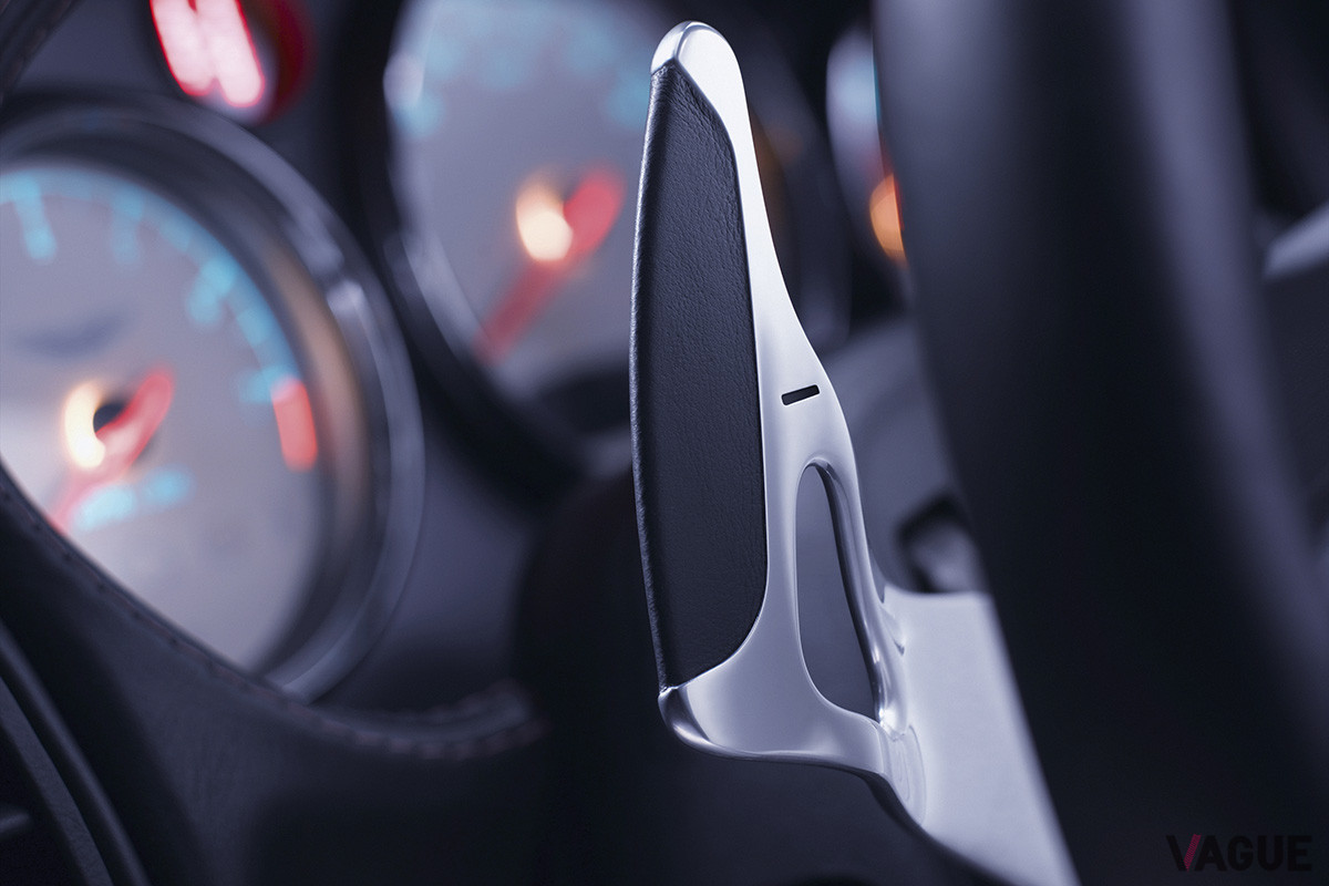 トランスミッションはツインパドルを介して作動する6速シーケンシャル