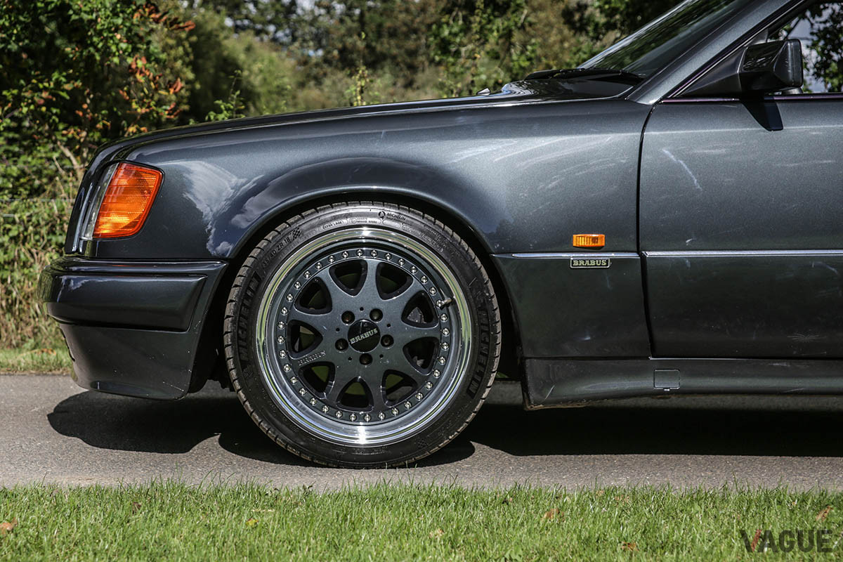 5万5000ポンド（邦貨換算約840万円）で継続販売中の「300CE 3.4 AMG ブラバスワイドボディ」（C）2021 Courtesy of RM Sotheby's