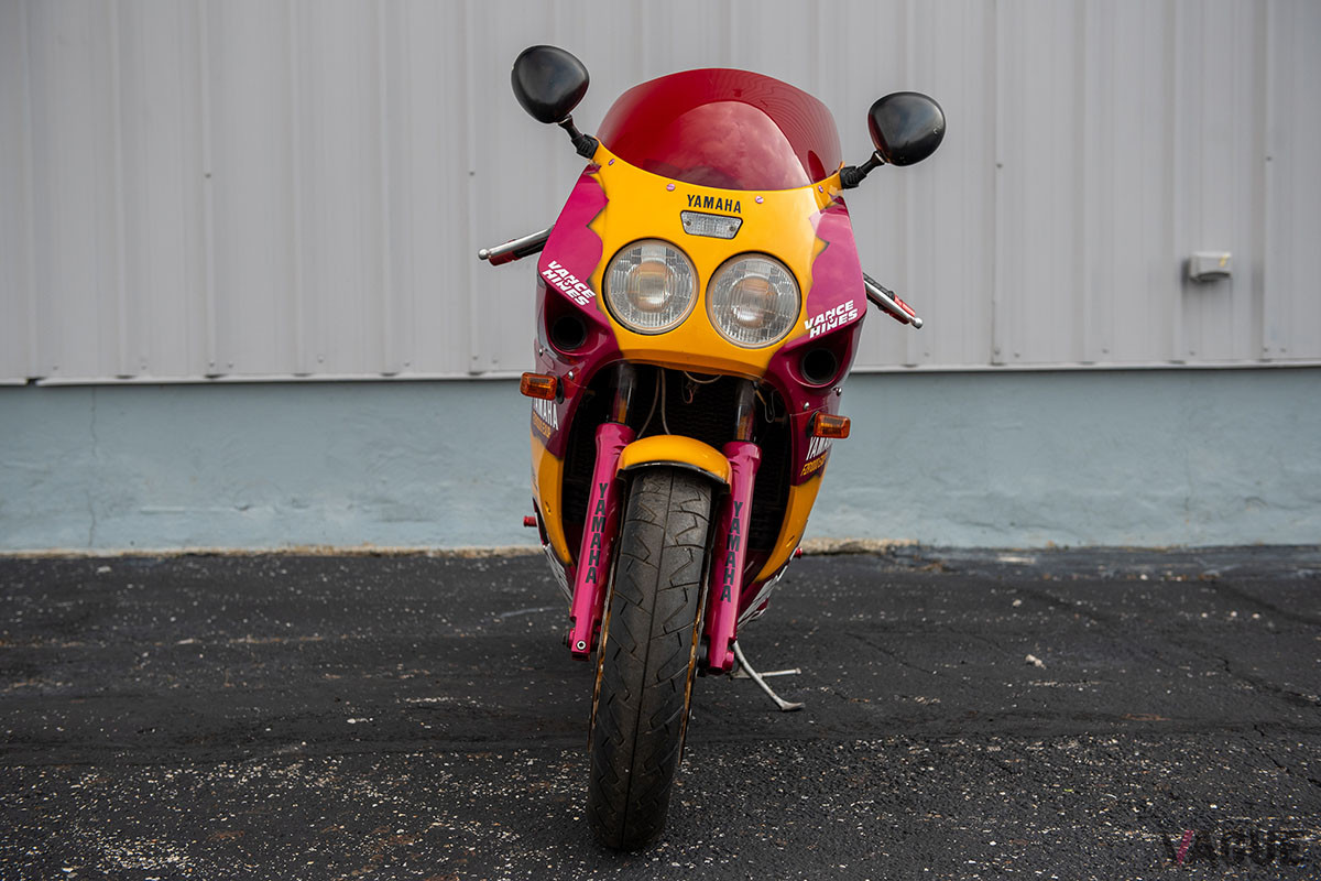 4888ドル（邦貨換算約54万3000円）で落札されたヤマハ「FZR1000」（C）2021 Courtesy of RM Sotheby's