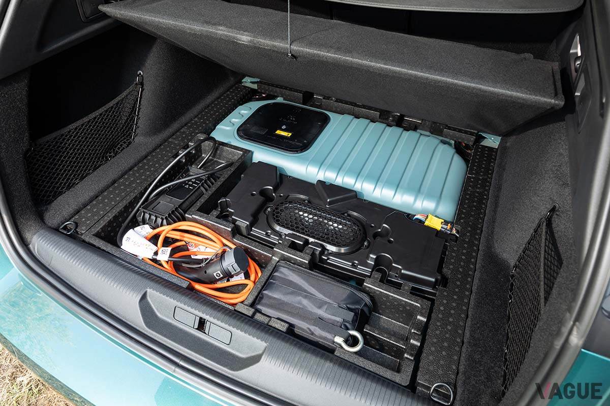 車両後部に12.4kWhのリチウムイオンバッテリーを搭載するため前後重量バランスが良いようだ