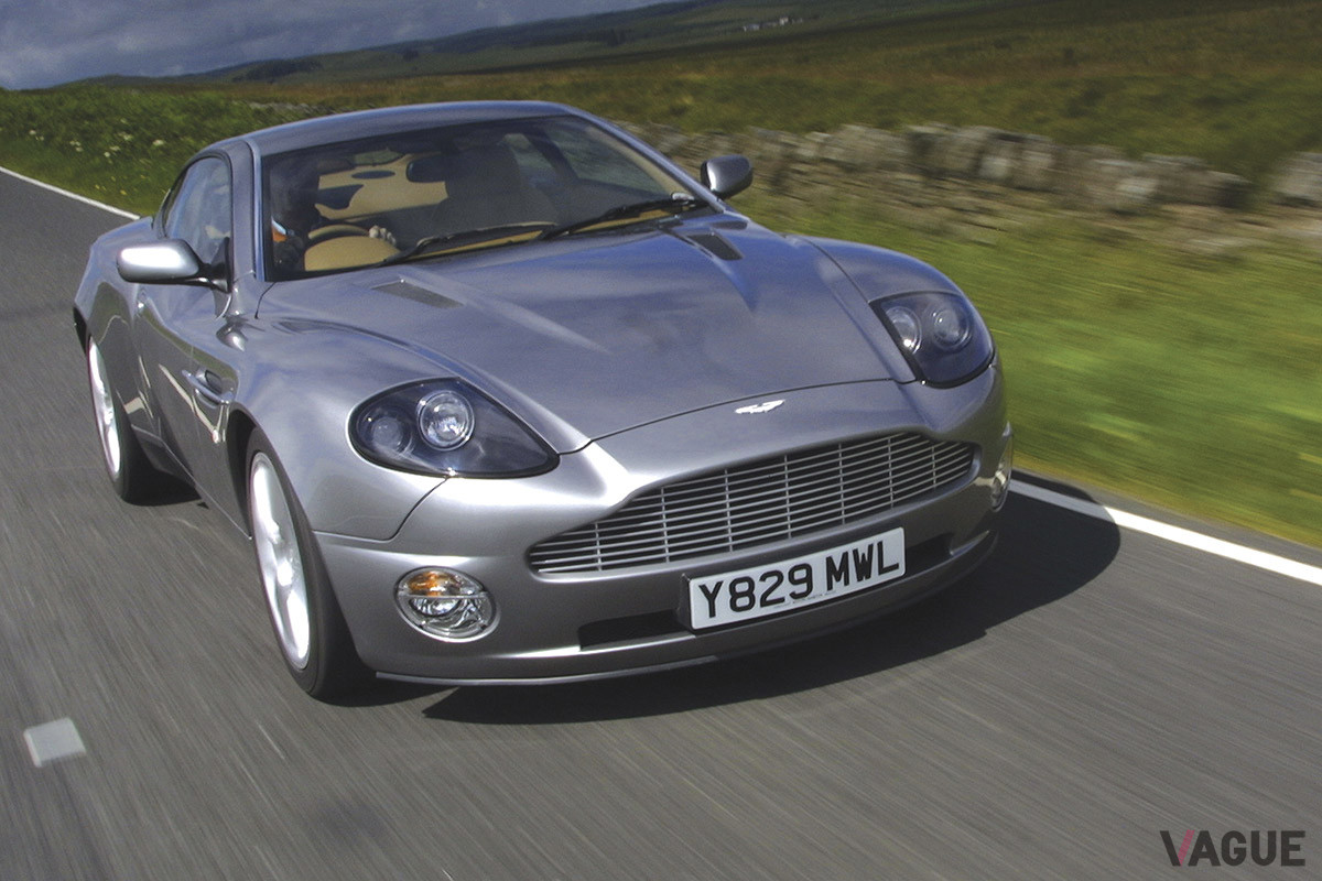 総軽合金製４カムシャフト48バルブV12エンジンは、総排気量5935cc。6500rpmで460psの最高出力と、5000rpmで556Nmの最大トルクを発生