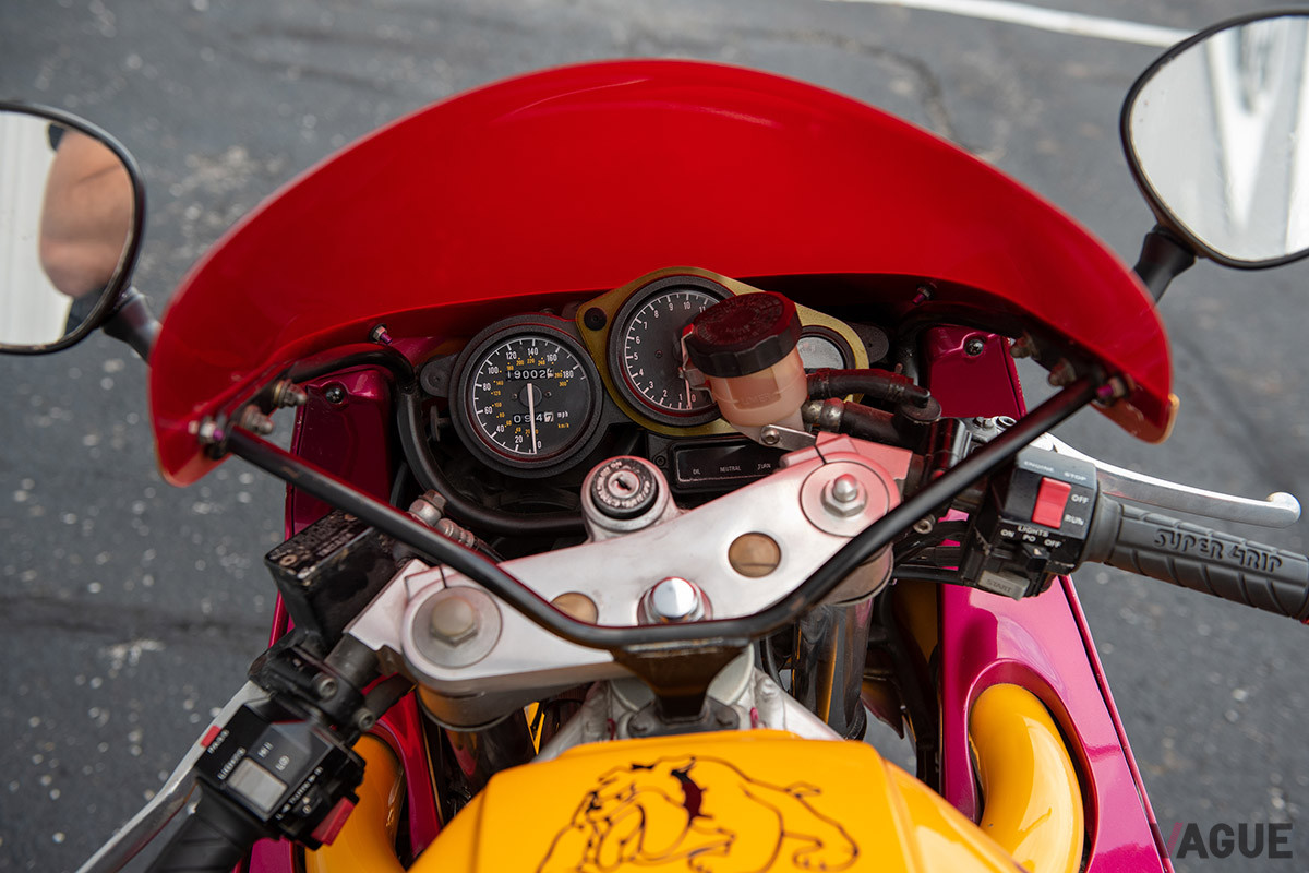 4888ドル（邦貨換算約54万3000円）で落札されたヤマハ「FZR1000」（C）2021 Courtesy of RM Sotheby's
