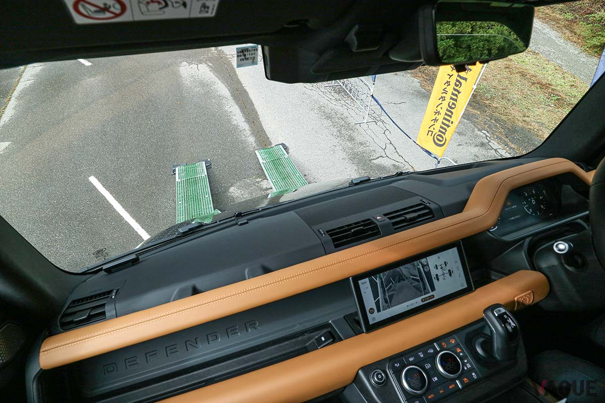 奈落の底へ！　という表現がピッタリの下りセクション。このとき、両足で立っている状態