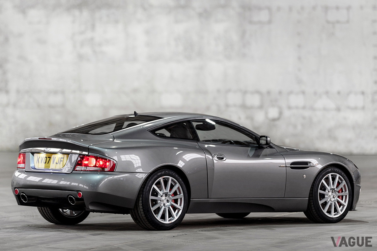 ルーフにボンネット、トランクリッド、前後フェンダー、ドアを含むすべての外部パネルは、超塑性成型およびプレス成型のアルミニウムから製造